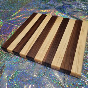 Medium sized cutting board - Walnut/Maple